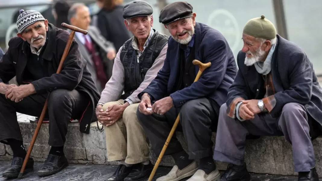 Emekli zammı ile maaş dilimi değişti: Üst limite geçen promosyon farkı alacak 4