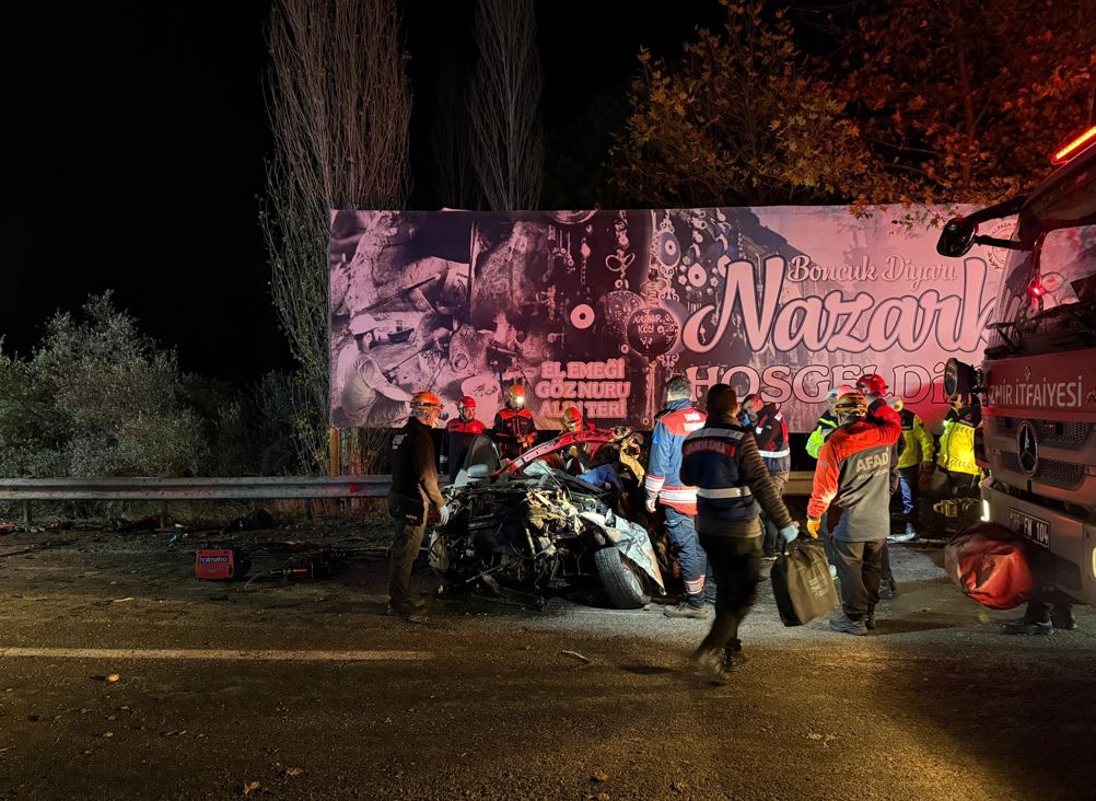 İzmir'de zincirleme trafik kazası: Ölü ve yaralılar var