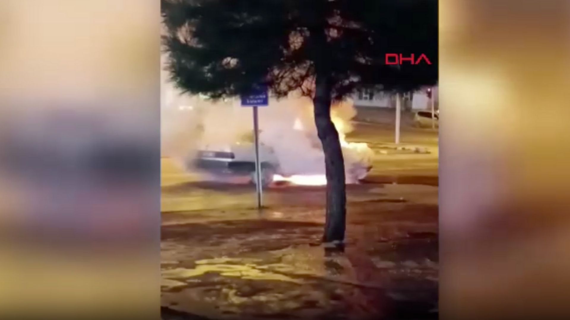 Kırmızı ışıkta duran araç alev alev yandı