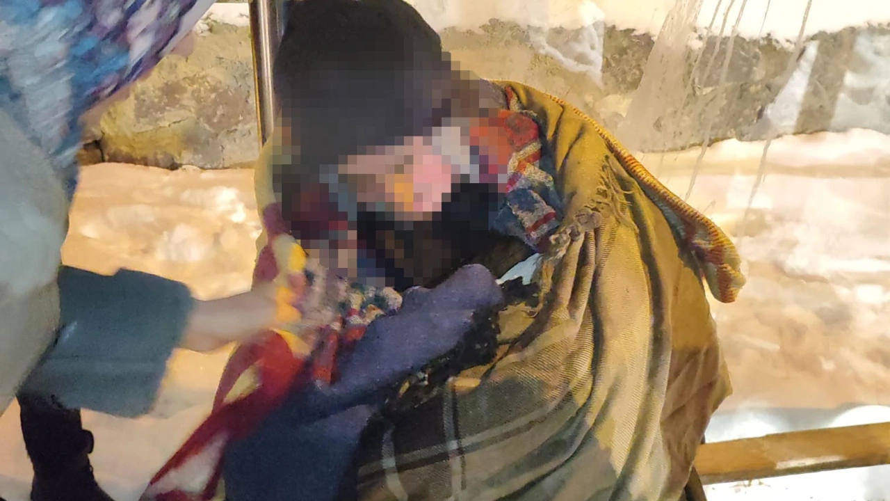 Erzurum’da yaşlı adam otobüs durağında donmak üzereyken bulundu