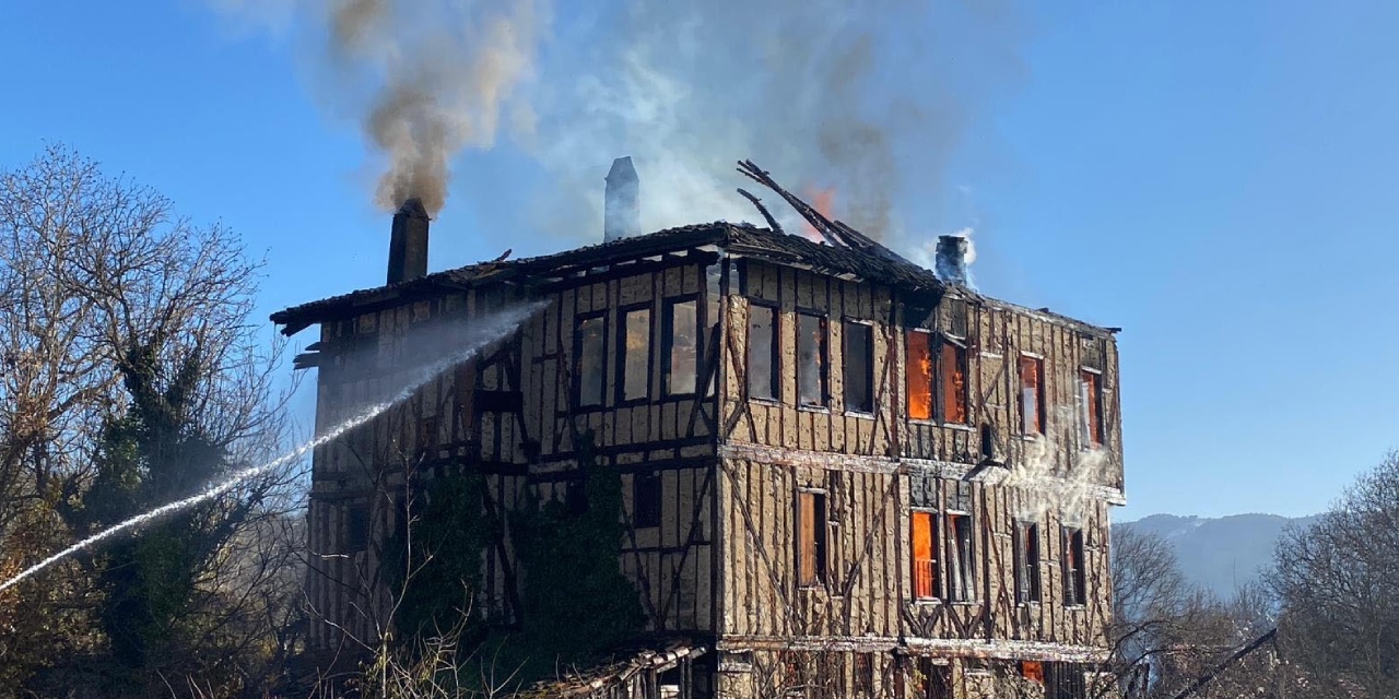 150 yıllık konak kül oldu