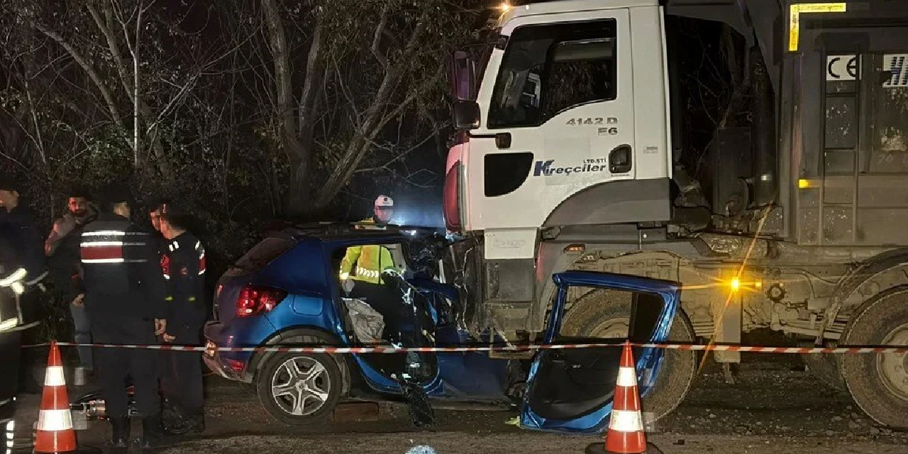 Bartın'da feci kaza: Kamyonun altına giren otomobilde 5 genç hayatını kaybetti