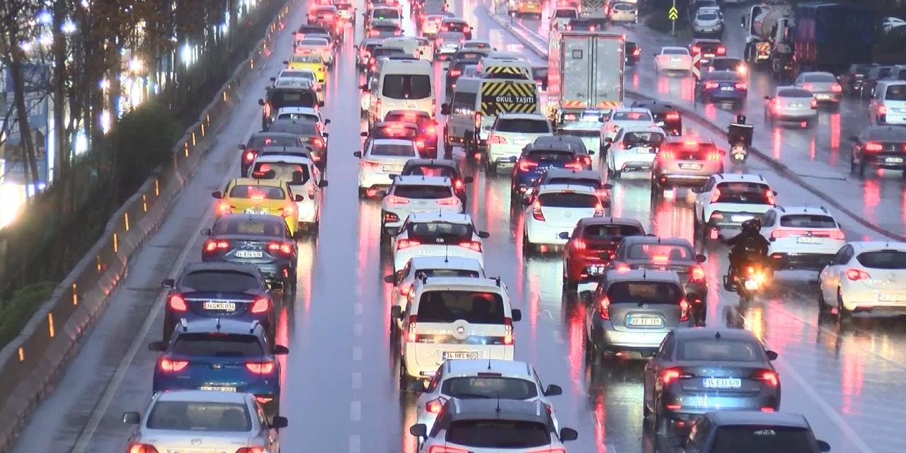 Sağanak etkisi: İstanbul'da trafik kilitlendi