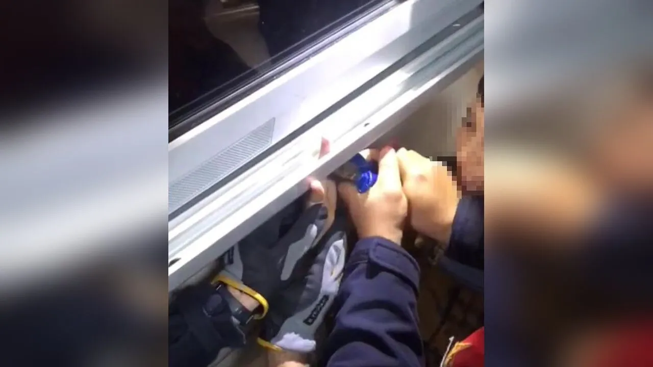 Parmağı akıllı tahtaya sıkışan öğrenciyi itfaiye kurtardı