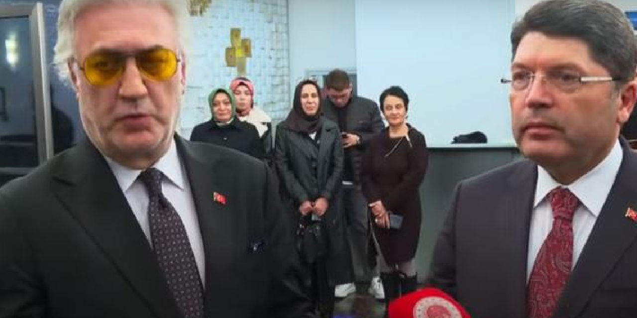 Tiyatro oyunu Bakan Tunç için geç başlatıldı: Seyirciler alkışlarla protesto etti