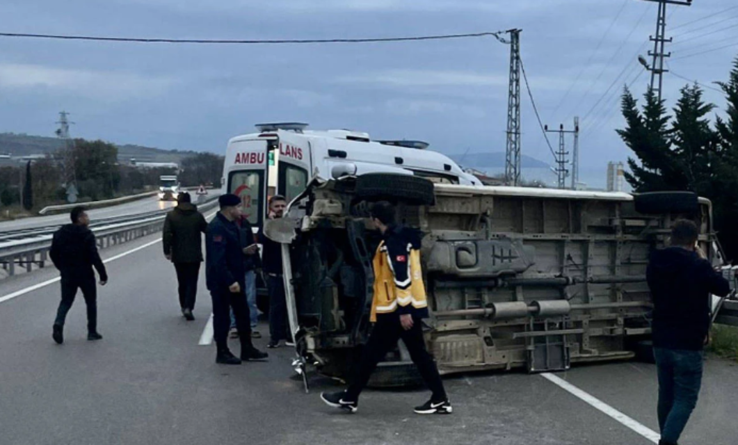 İşçi servisi devrildi: Çok sayıda yaralı var