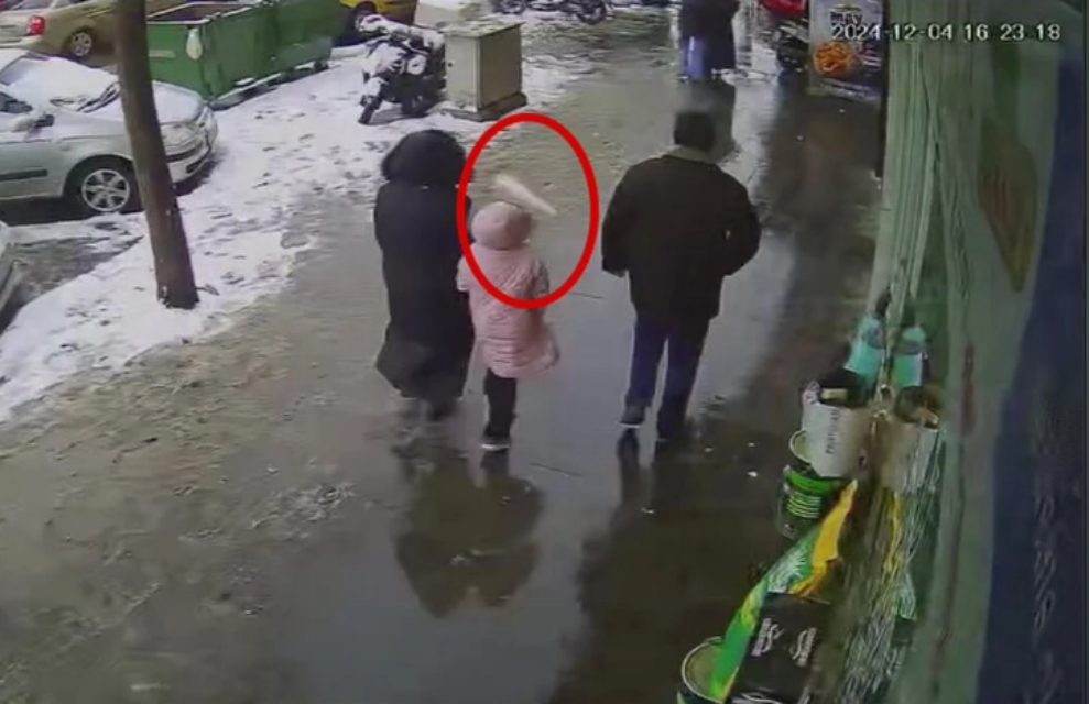 Kaldırımda yürürken üzerlerine buz sarkıtı düştü