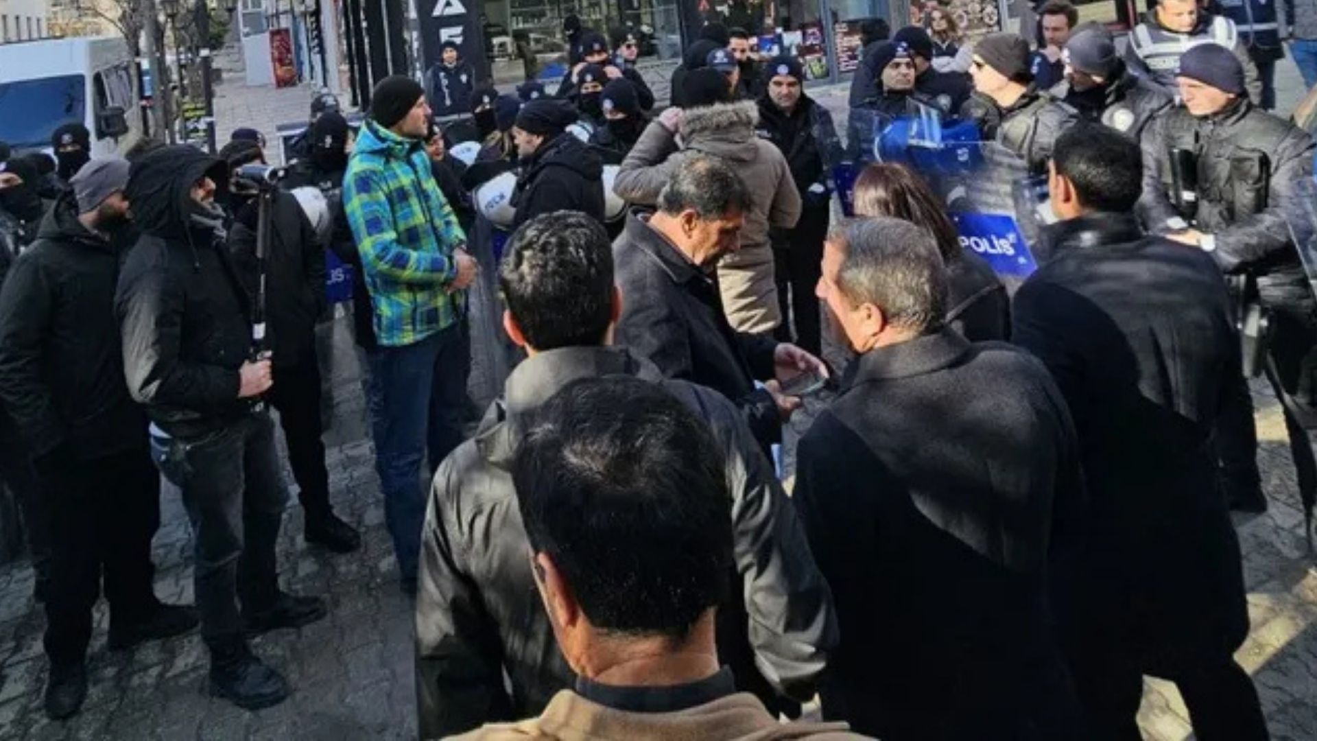 Van’da Yargıtay kararına tepki: Polis kitleyi ablukaya aldı