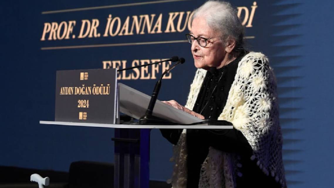 İoanna Kuçuradi ödül gecesinde alkış yağmuruna tutuldu