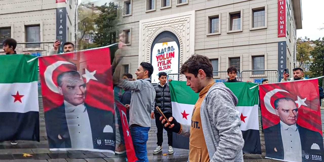 Bursa'da yaşayan Suriyelilerden Atatürk posterleriyle kutlama