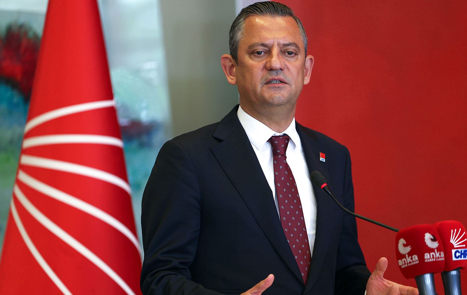 Özgür Özel'den Suriye açıklaması: Bizim Suriye’ye dair önceliğimiz, yurttaşlarımızın güvenliğidir