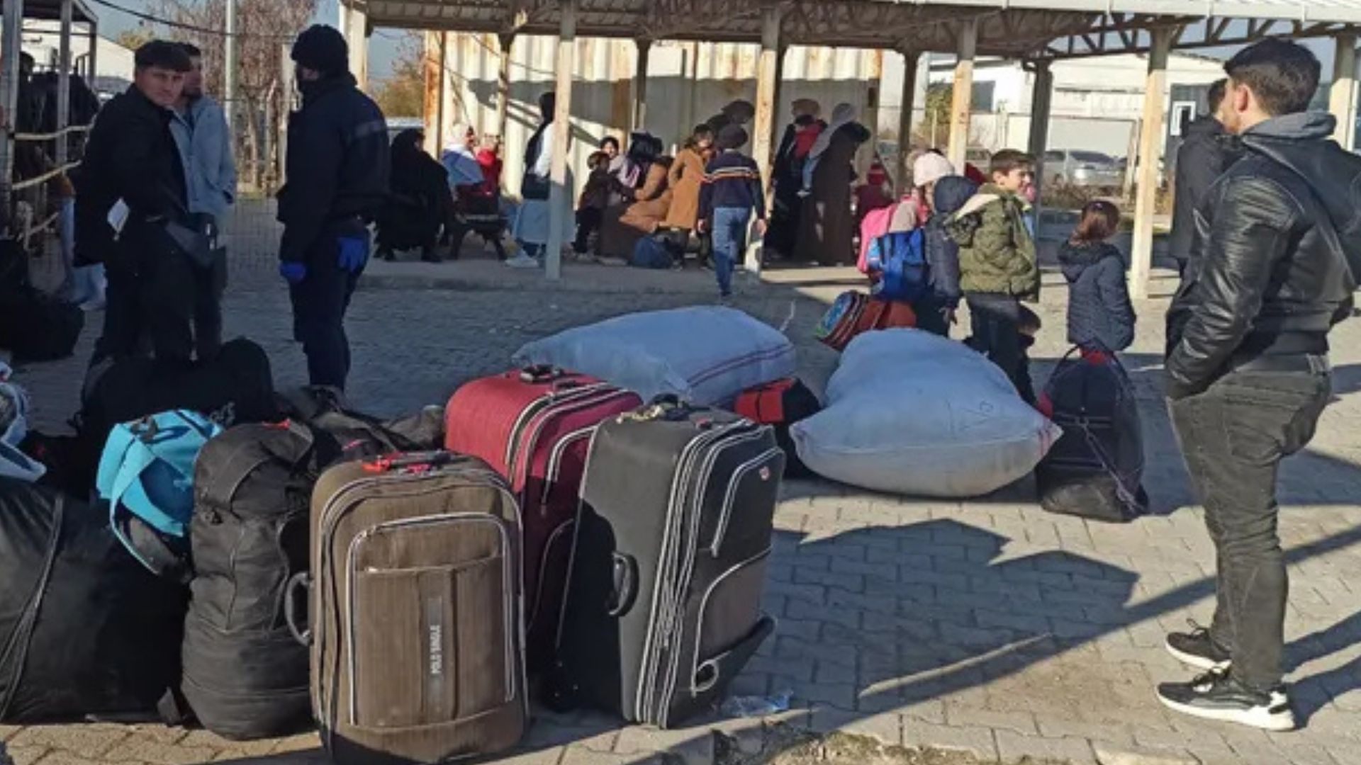 Suriyeliler ülkelerine dönmeye başladı: Gazeteciler dönüş görüntülerini çeksin diye bekletiliyoruz