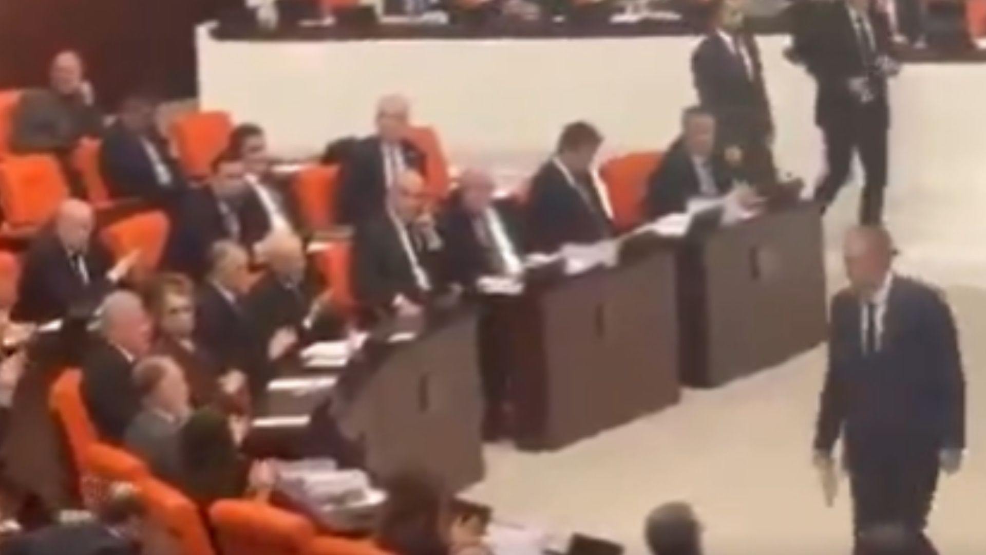 Meclis'te dikkat çeken anlar: Bahçeli Meclis'te Bakırhan'ı alkışladı, Önder'i selamladı