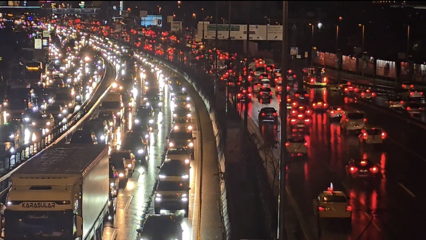 İstanbul'da iş çıkışı kabus olacak: Saat 18.00'de yağmur var