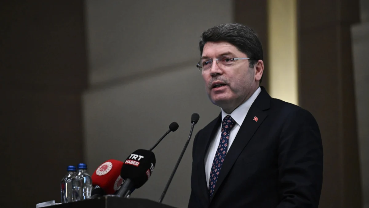 Yılmaz Tunç’dan kötü muamele iddialarına yanıt: Bize başörtüsü dersi verecek değilsiniz