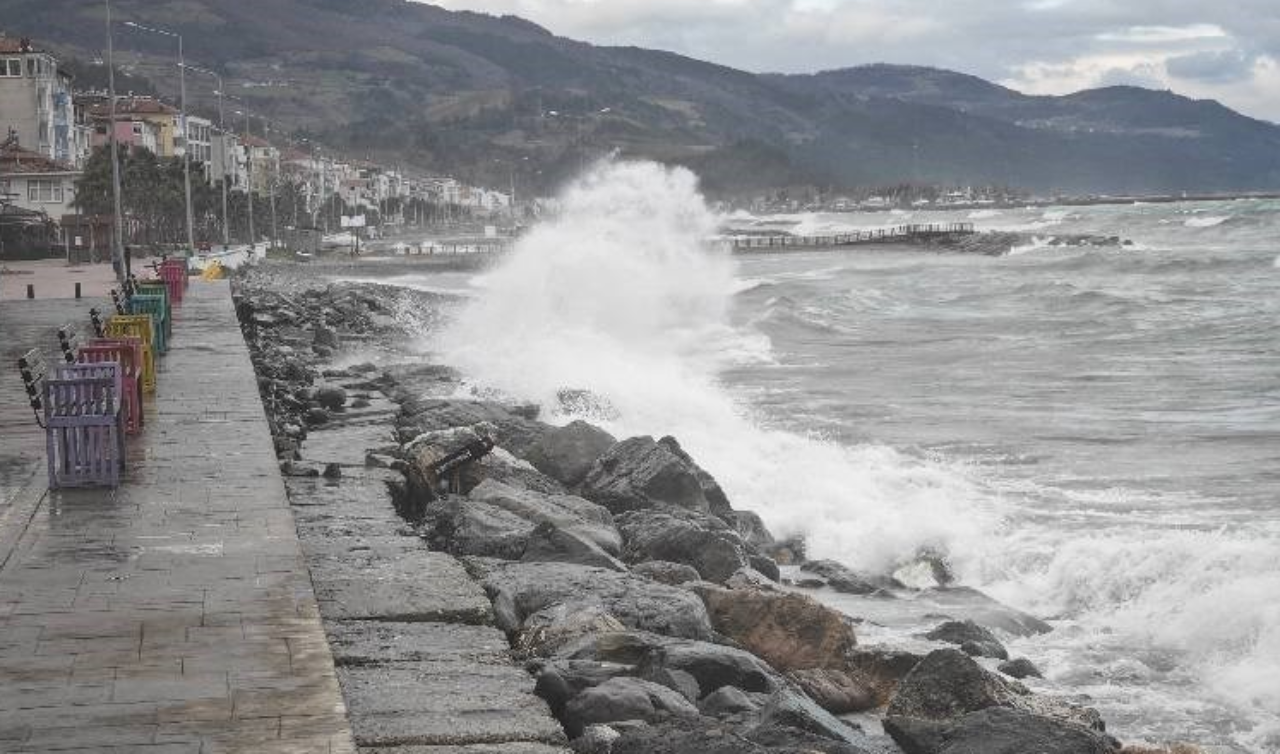 Karadeniz'de fırtına: Dalga boyu 2 metreye ulaştı