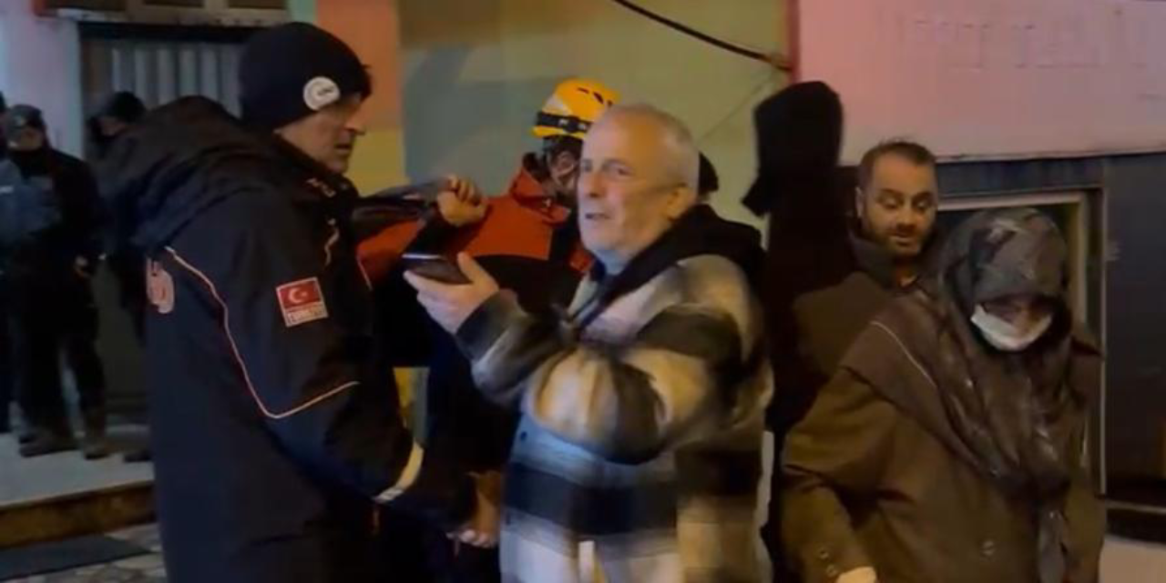 Rize'de dalgaların beşik gibi salladığı bina boşaltıldı