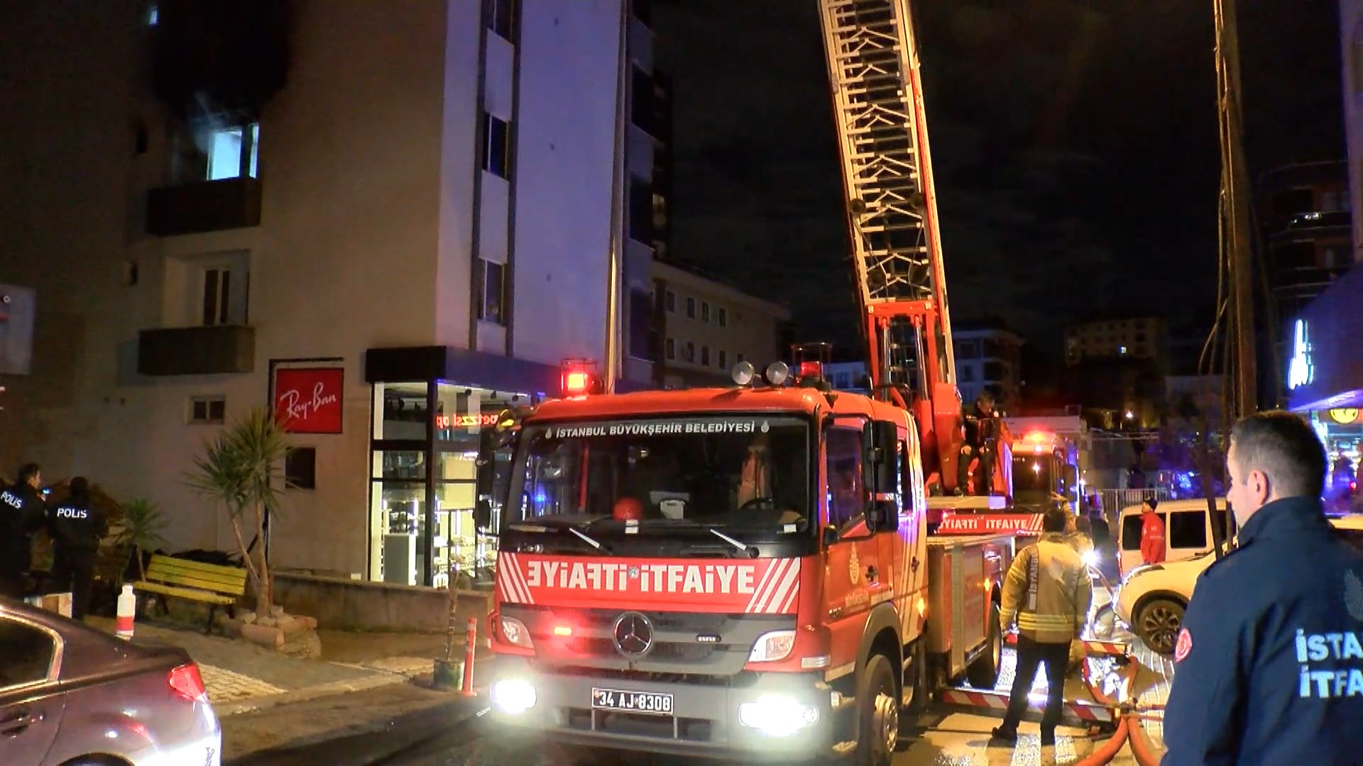 İstanbul Maltepe'de apart otelde yangın çıktı: Müşterileri itfaiye tahliye etti