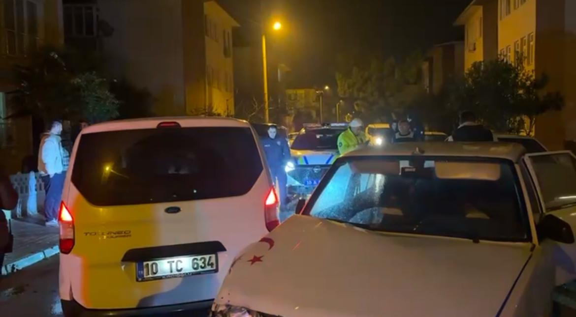 Dur ihtarına uymayan sürücü ikisi polis aracı üç araca çarptı