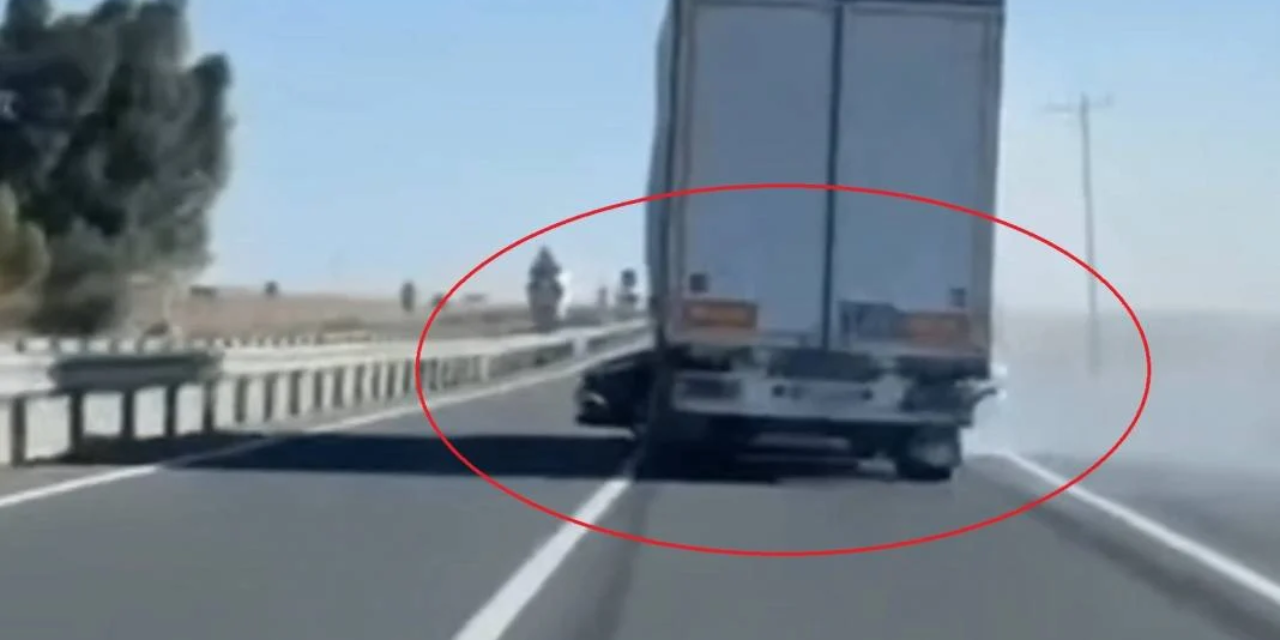 TIR, önüne kattığı otomobili metrelerce böyle sürükledi