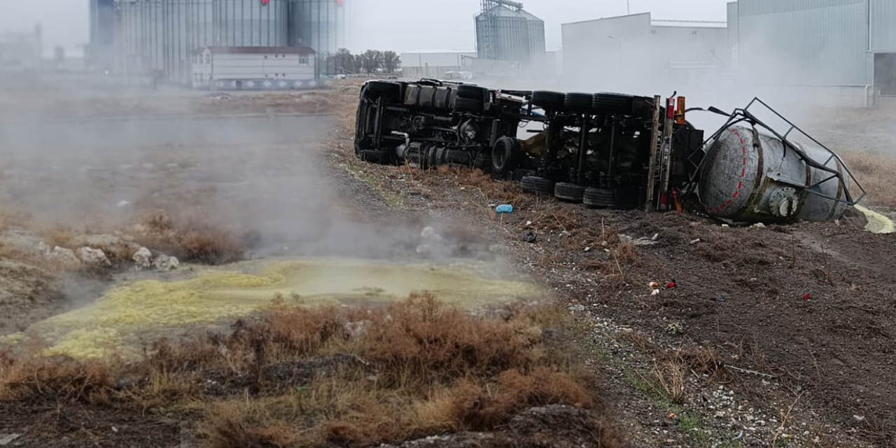 Asit yüklü tanker devrildi şoförü can verdi