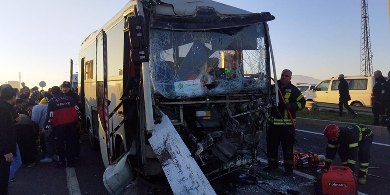 İşçi servisiyle TIR çarpıştı: 22 işçi yaralandı
