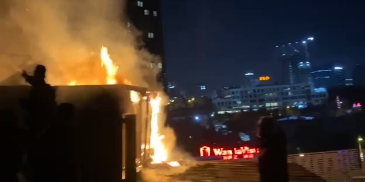 Küçükçekmece'de korkutan yangın büyüyor