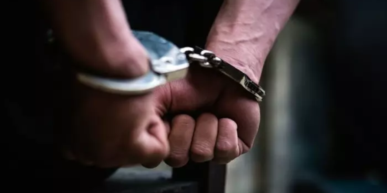 Avukatı kelepçeleyen polis ve bekçilere hapis cezası