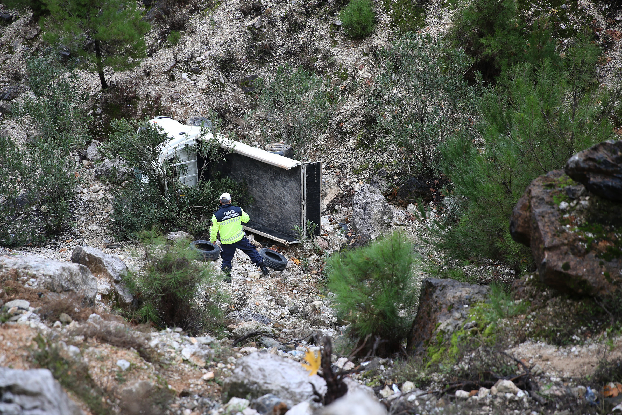 Alanya'da bir kamyonet uçurumdan yuvarlandı: 9 yaşında bir çocuk öldü