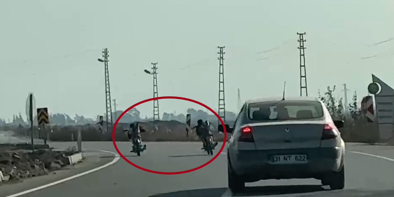 Trafiği hiçe saydılar: Gençlerin yüzüstü motosiklet sürüşü kameraya yakalandı