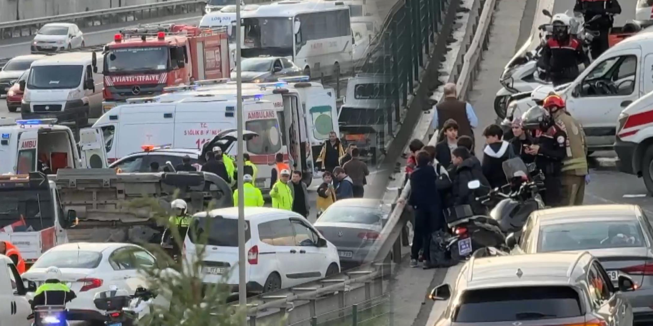 İstanbul TEM'de öğrenci servisi devrildi: Yaralılar var