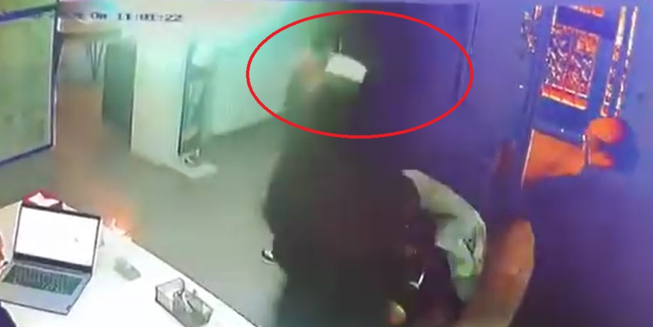 Kendisini uyaran doktoru bıçaklayıp kaçtı