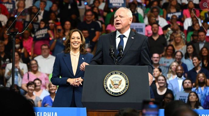 Kamala Harris başkan yardımcısı adayı Tim Walz ile ilk seçim mitingini yaptı