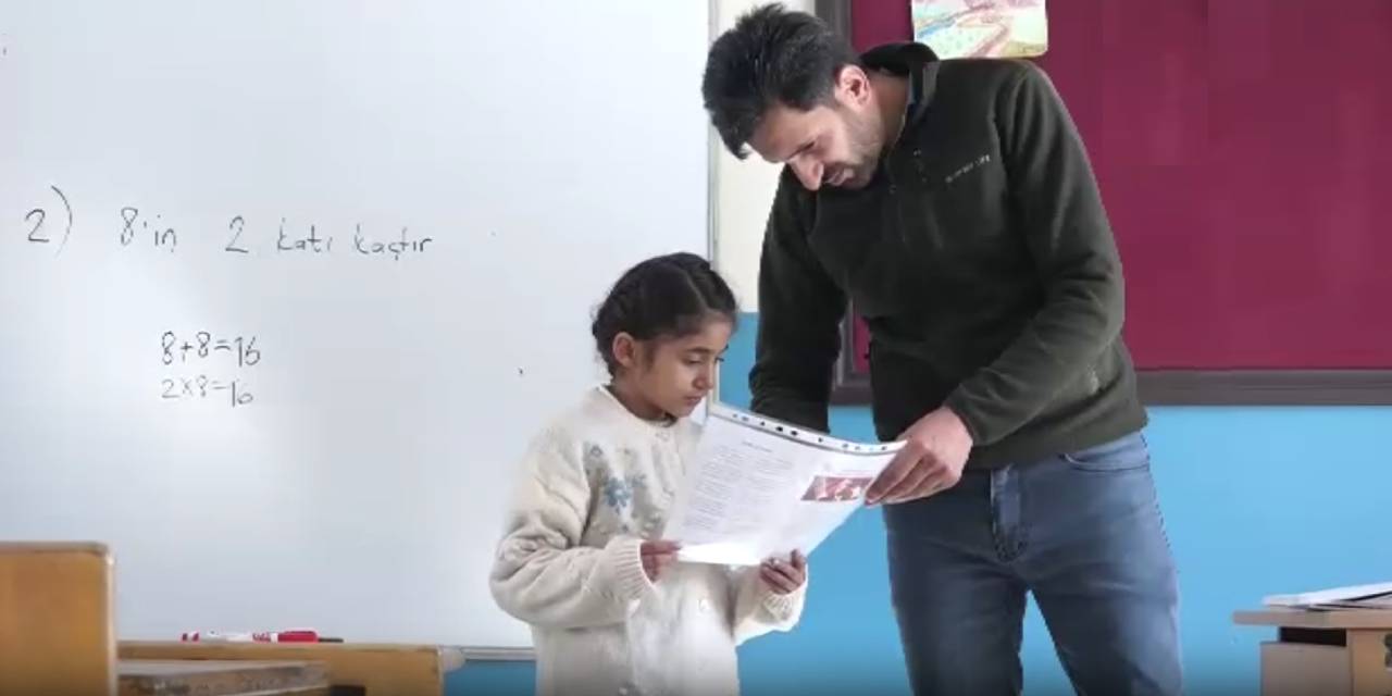 Köy okulunun tek öğrencisi karnesini aldı