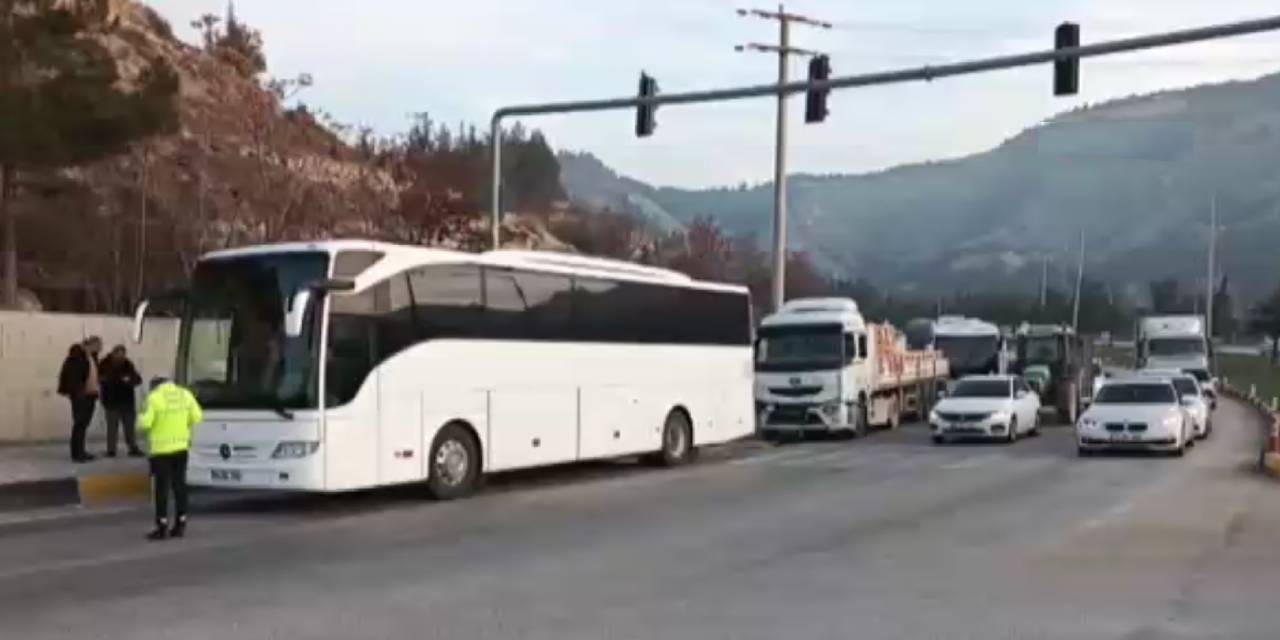 TIR, cezaevi personel otobüsüne çarptı: Yaralılar var