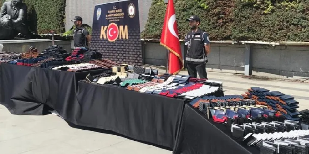 İstanbul'da ünlü markalara ait yüz binlerce kaçak cüzdan ele geçirildi