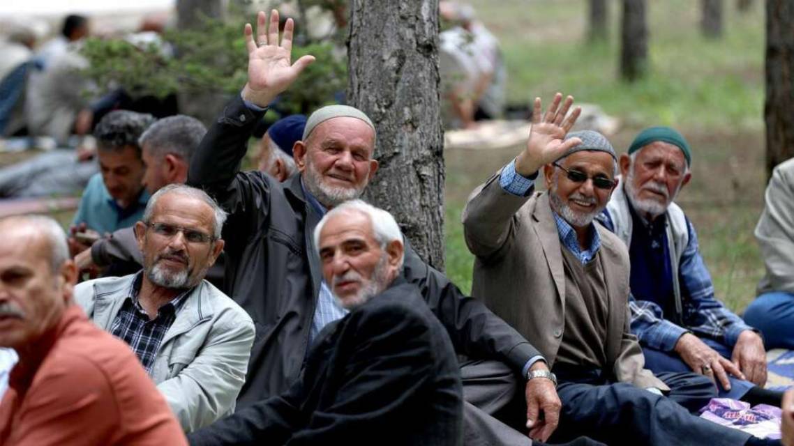 Bakan duyurdu: Halk plajlarında şezlong ve şemsiyeler ücretsiz olacak