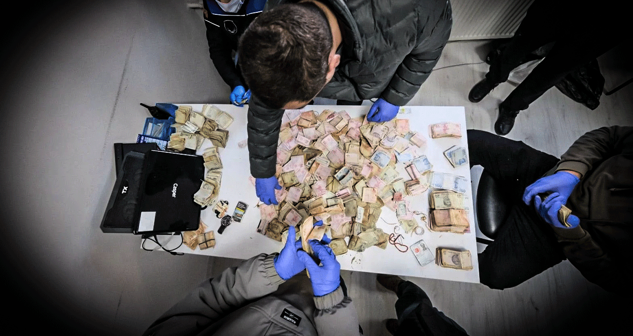 Dilencinin üzerinden çıkan para şoke etti! 6 zabıta personeli zor saydı