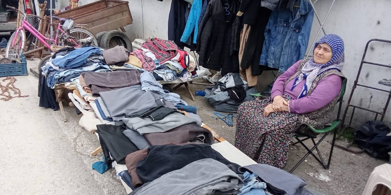 Pazarda ikinci el eşya satan kadını sahte parayla dolandırdılar
