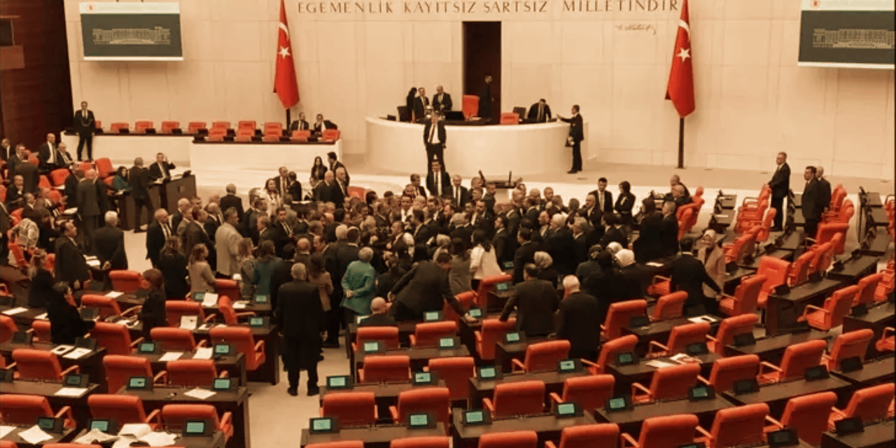 TBMM'de gerginlik: CHP ve AKP'li vekiller birbirine girdi