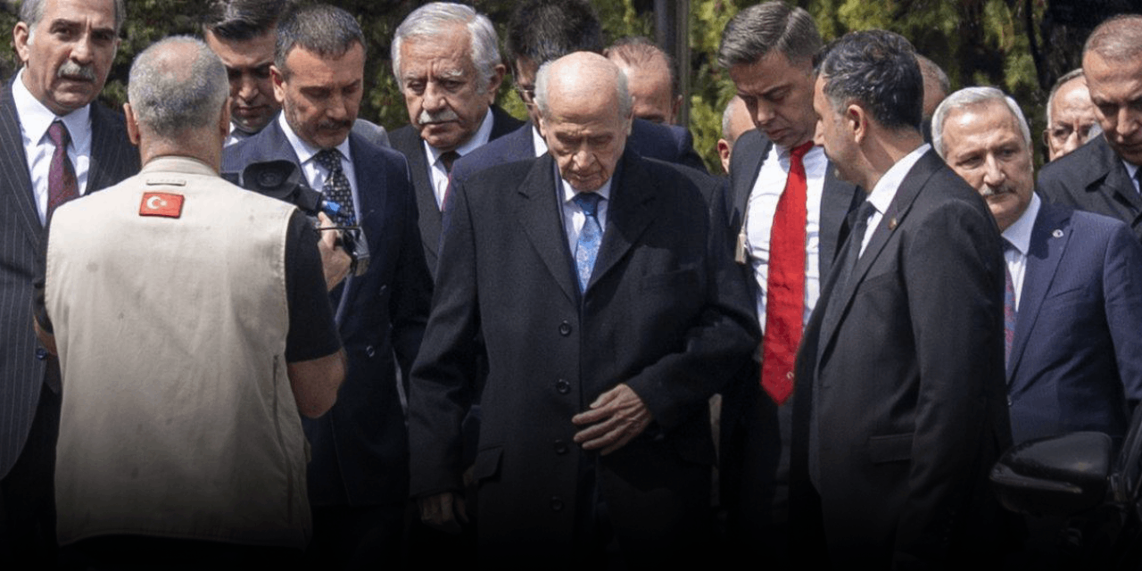 2 ay sonra Bahçeli'den ilk görüntü geldi: Türkeş'in mezarını ziyaret etti