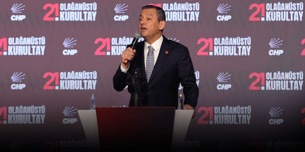 CHP lideri Özgür Özel'den kurultayda ilk mesaj: Kayyum kumpasına karşı CHP'liler bir arada