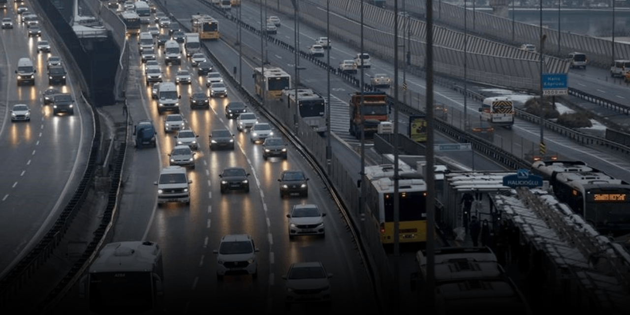 İstanbul'da haftanın ilk iş günü trafik kilit: Yoğunluk yüzde 74'ü gördü