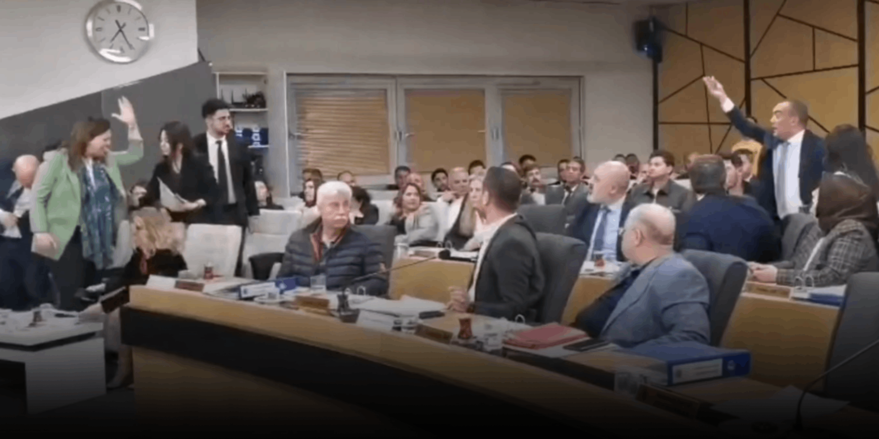 Belediye meclis toplantısında ortalık birbirine girdi: Başkana parmak sallayamazsın, elini kırarım senin