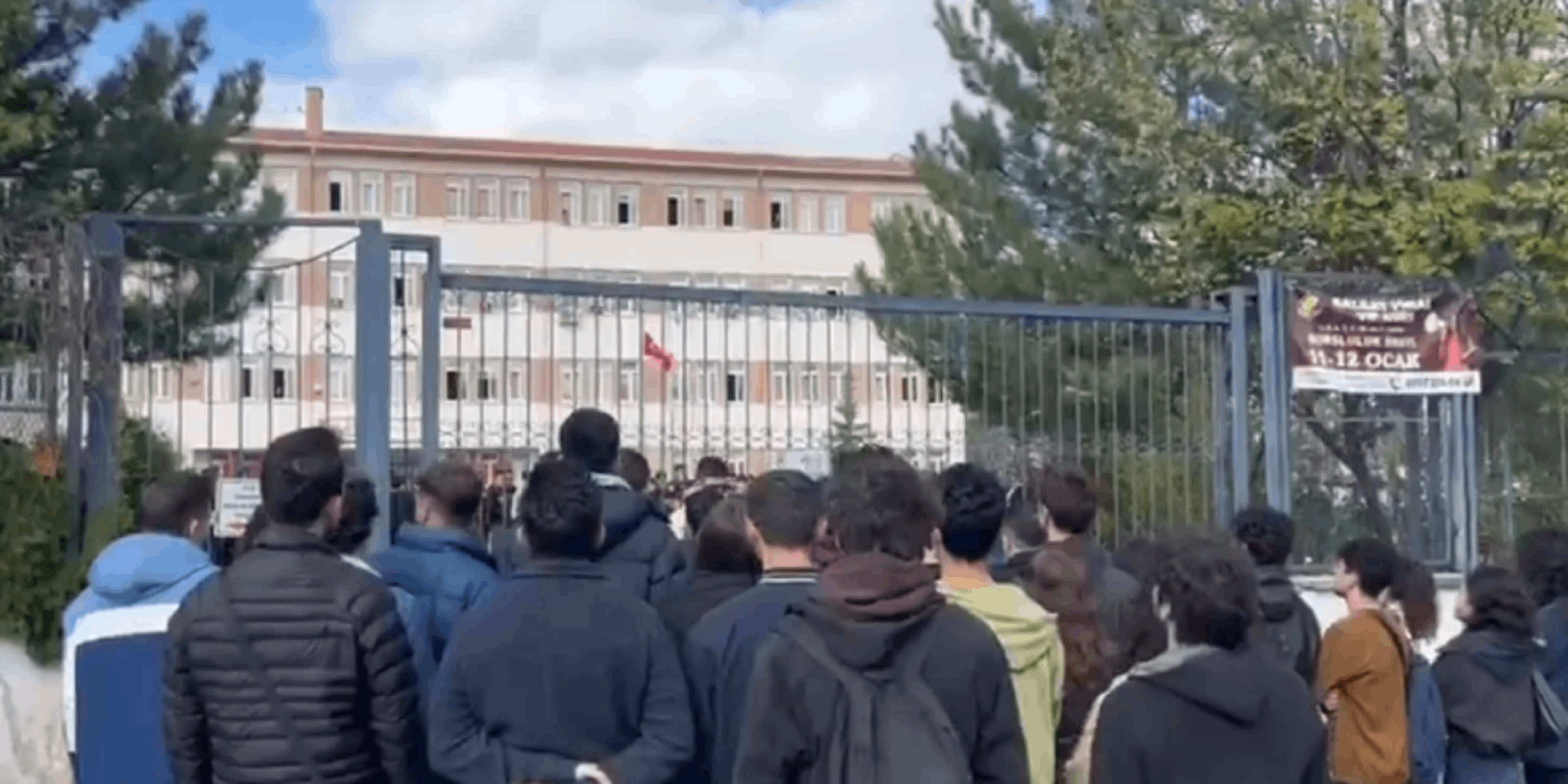 Lise öğrencilerinden yasakçı müdüre protesto: Hep bir ağızdan Gençliğe Hitabe’yi okudular