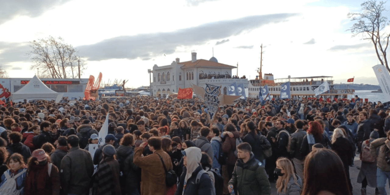 Öğrenciler tutuklu arkadaşları için Kadıköy’de bir araya geldi: Aileler de gençlere destek verdi