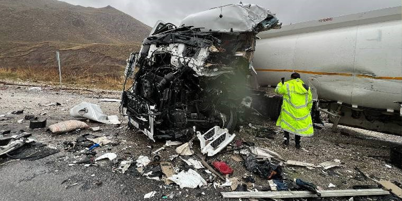 Hakkari'de feci kaza! Otobüs ile yakıt tankeri çarpıştı: Ölü ve yaralılar var