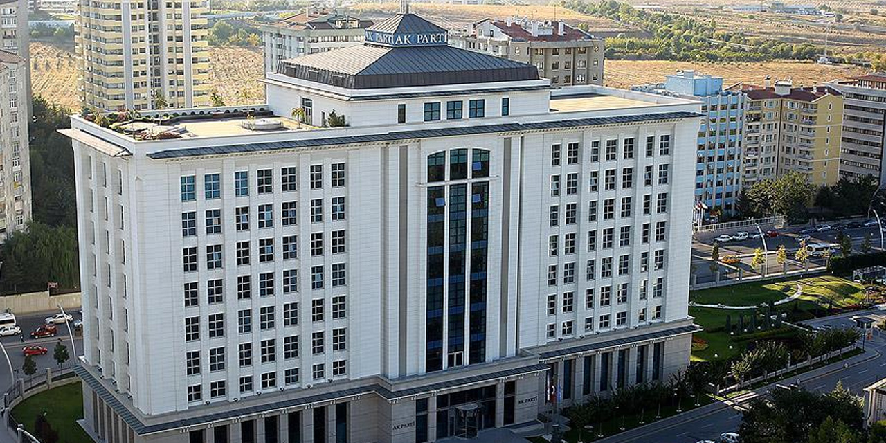 AKP Genel Merkezi önünde polis intiharı