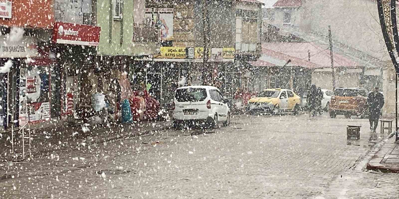 İstanbul'a nisan ayında kar sürprizi: Lapa lapa yağıyor
