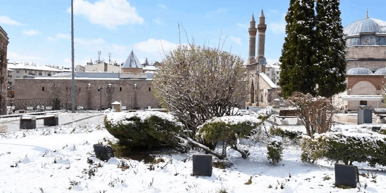 Sivas nisan ayında eksi 17'yi gördü: Yol ve kaldırımlar buzla kaplandı